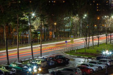 Pushkino, Rusya, 5 Kasım 2021. Akşam şehir manzarası. Arabalar karanlık sokaklar boyunca gider.