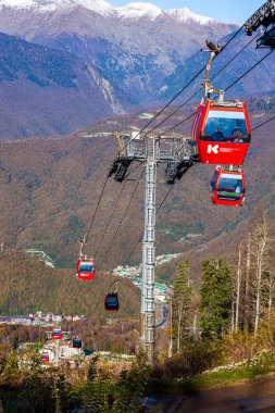 Krasnaya polyana, Rusya, 20 Ekim 2021. Dağlara bak ve sonbaharda hareket et.