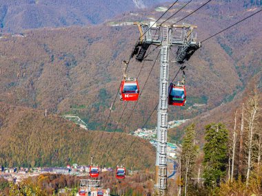 Krasnaya polyana, Rusya, 20 Ekim 2021. Dağlara bak ve sonbaharda hareket et.