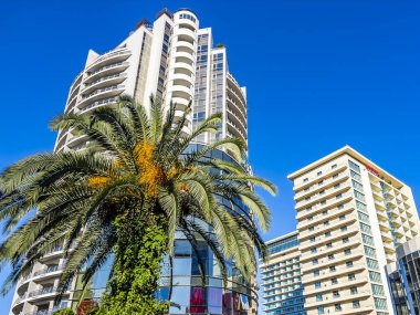 Sochi, Rusya, 19 Ekim 2021. Modern şehir mimarisi. Ön cephenin parçası