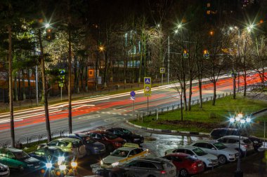 Pushkino, Rusya, 5 Kasım 2021. Akşam şehir manzarası. Arabalar karanlık sokaklar boyunca gider.