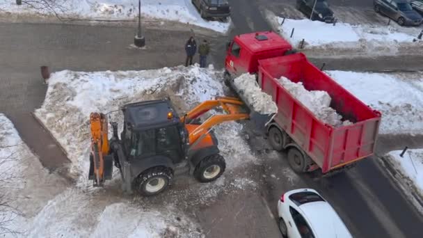 ロシアのプシュキノ2022年2月16日 冬の街並み 特別な設備を備えた街の通りから雪の除去 — ストック動画