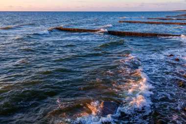 Deniz manzarası. Dalgalar ve köpüklerle sörf yapmak. Doğa arkaplanı