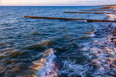 Deniz manzarası. Dalgalar ve köpüklerle sörf yapmak. Doğa arkaplanı