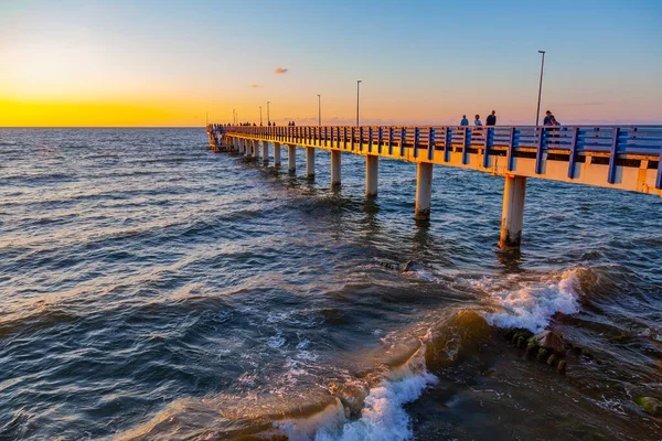 Zee Landschap Surf Met Golven Schuim Bij Zonsondergang Natuur Achtergrond — Stockfoto