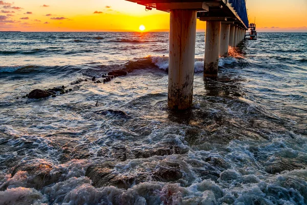 Morski Krajobraz Surfuj Falami Pianą Zachodzie Słońca Kontekst Natury — Zdjęcie stockowe