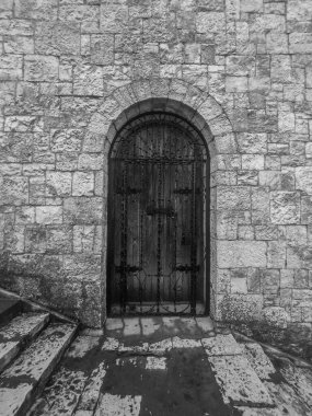 Sisli bahar sabahında antik taş kule