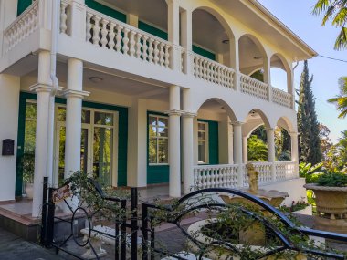 Sochi, Rusya, 19 Ekim 2021. Modern şehir mimarisi. Tipik şehir manzarası. Sanatoryumun ağaçlar arasında inşa edilmesi