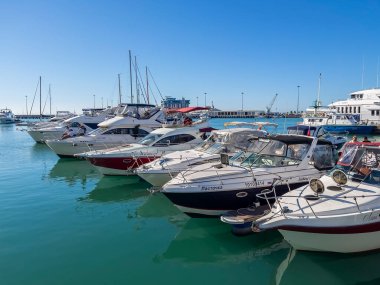 Sochi, Rusya, 19 Ekim 2021. Sochi Marina limanında yatlar