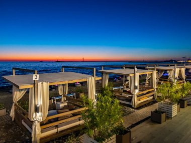 Sochi, Rusya, 18 Ekim 2021. Gece vakti deniz kıyısındaki resimli kafe.