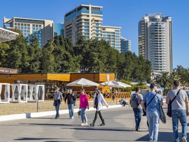 Sochi, Rusya, 21 Ekim 2021. Karadeniz 'in sonbahar günündeki resimli rıhtımı