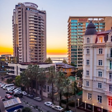Sochi, Rusya, 18 Ekim 2021. Tipik şehir manzarası, modern şehir mimarisi. Pencereden görüntüle.