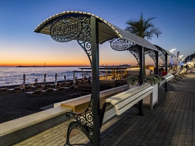 Sochi, Rusya, 21 Ekim 2021. Akşamları Karadeniz 'in resimli rıhtımı