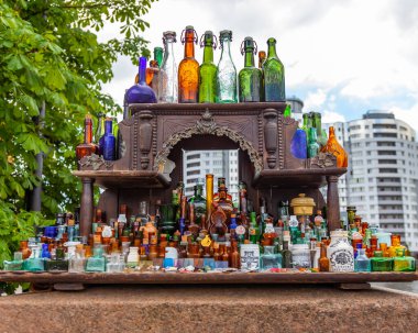 Kaliningrad, Rusya, 24 Haziran 2021. Bir vitrinde çeşitli hediyelik cam şarap şişeleri.