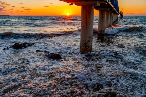 Zee Landschap Surf Met Golven Schuim Bij Zonsondergang Natuur Achtergrond — Stockfoto
