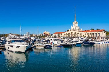 Sochi, Rusya, 19 Ekim 2021. Sochi Marina limanında yatlar
