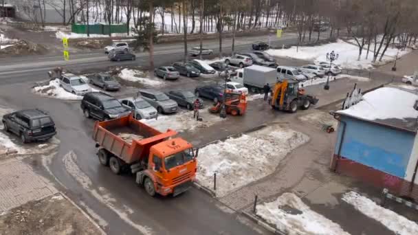 ロシアのプシュキノ2022年2月24日 冬の街並み 特別な設備を備えた街の通りから雪の除去 — ストック動画