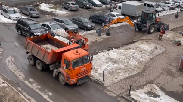 ロシアのプシュキノ2022年2月24日 冬の街並み 特別な設備を備えた街の通りから雪の除去 — ストック動画