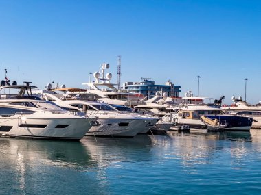 Sochi, Rusya, 19 Ekim 2021. Sochi Marina limanında yatlar