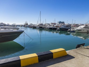 Sochi, Rusya, 19 Ekim 2021. Sochi Marina limanında yatlar