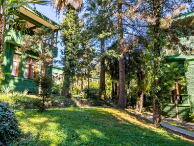 Sochi, Rusya, 19 Ekim 2021. Stalin 'in kır evi, Green Grove' daki ağaçların arasında..