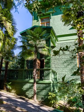 Sochi, Rusya, 19 Ekim 2021. Stalin 'in kır evi, Green Grove sanatoryumundaki ağaçların arasında. Ön cephenin parçası. 