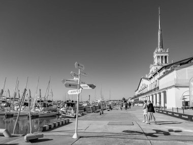 Sochi, Rusya, 12 Nisan 2021. Şehrin turistik sembollerinden biri olan deniz istasyonunun inşaatı, ön cephenin bir parçası.