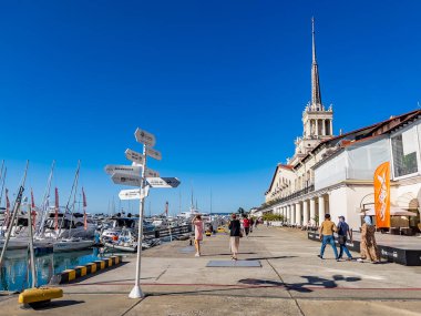 Sochi, Rusya, 12 Nisan 2021. Şehrin turistik sembollerinden biri olan deniz istasyonunun inşaatı, ön cephenin bir parçası.