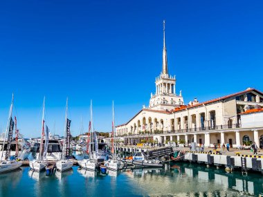 Sochi, Rusya, 12 Nisan 2021. Şehrin turistik sembollerinden biri olan deniz istasyonunun inşaatı, ön cephenin bir parçası.