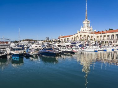 Sochi, Rusya, 12 Nisan 2021. Deniz istasyonu inşaatı, şehrin turistik sembollerinden biri ve tekneler.