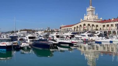 Sochi, Rusya, 19 Ekim 2021. Sochi Marina limanında yatlar
