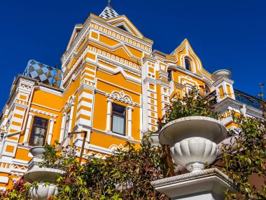 Sochi, Rusya, 19 Ekim 2021. Geleneksel şehir mimarisi. Ön cephenin parçası