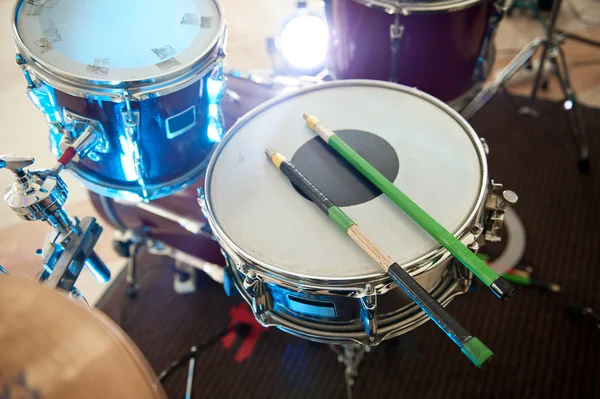 Details voor een reeks van drums op het podium, klaar voor het optreden. de drumm — Stockfoto