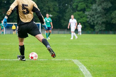 futbolcu topa başladı. yatay görüntü futbol topu wi