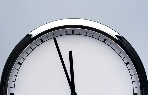 Błyszczący zegar wiszący na ścianie z koncepcja kopia space.deadline — Zdjęcie stockowe