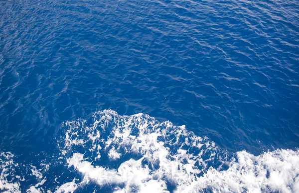 Mar azul con olas —  Fotos de Stock