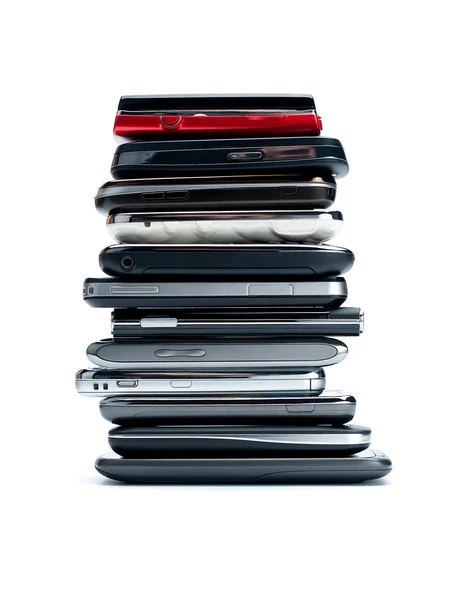 Pilha de telefone celular no fundo branco — Fotografia de Stock