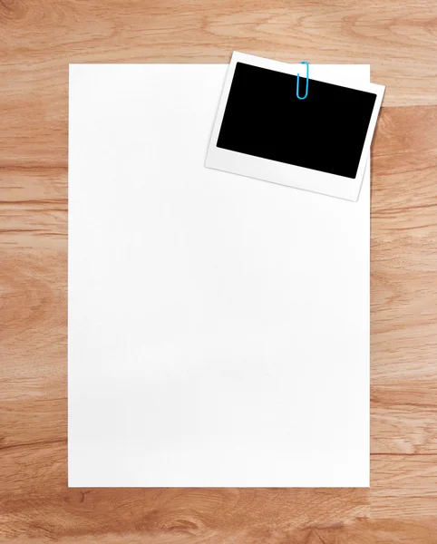Hojas de papel con foto instantánea en blanco — Foto de Stock