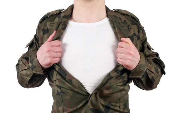 Soldado agindo como um super-herói e abrindo sua camisa fora isolado no fundo branco — Fotografia de Stock
