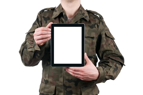 Soldado sosteniendo tableta digital en blanco aislado sobre fondo blanco. ruta de recorte para la pantalla —  Fotos de Stock