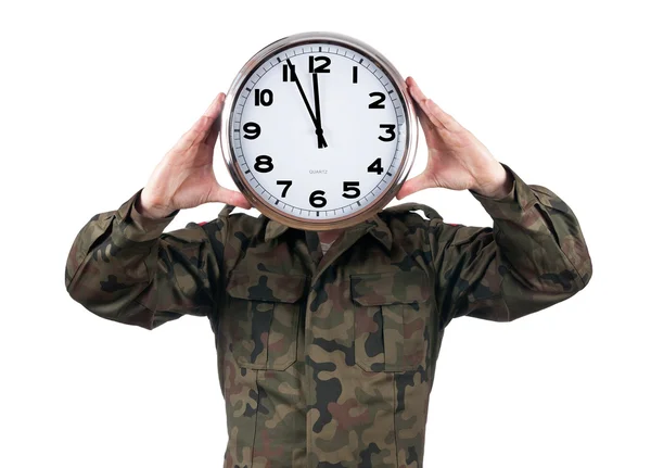 Soldat med analog klocka över hans ansikte. tidsfristen konceptet isolerad på vit bakgrund. — Stockfoto