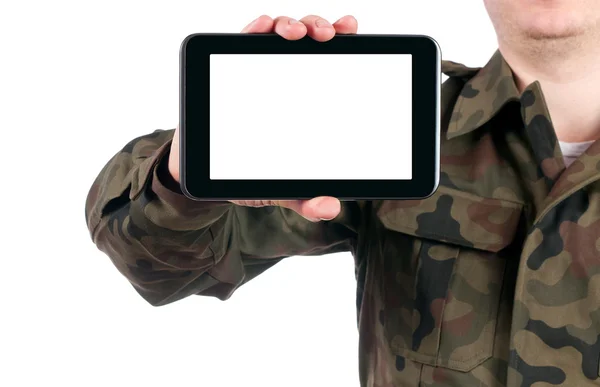 Żołnierz przytrzymanie puste tabletka cyfrowy na białym tle. kasetka na ekranie — Zdjęcie stockowe