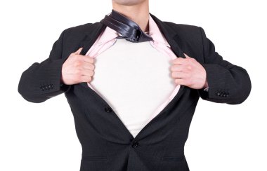 adam bir süper kahraman gibi davranmayı ve beyaz arka plan üzerinde izole kapalı gömleğini açarak