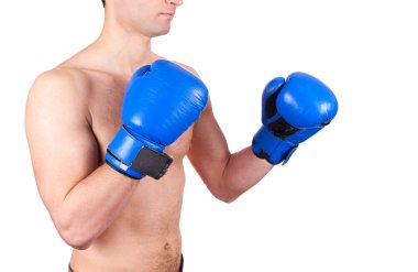 Beyaz arka plan üzerinde izole mavi eldiven ile genç boksör fighter