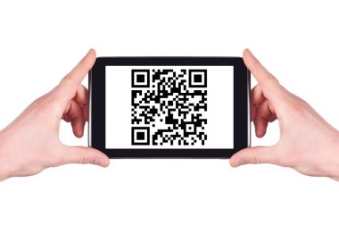 Beyaz arka plan üzerinde izole dijital tablet ile QR code tarama