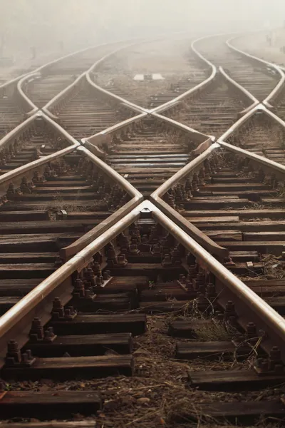 Ferrocarril en la niebla — Foto de Stock