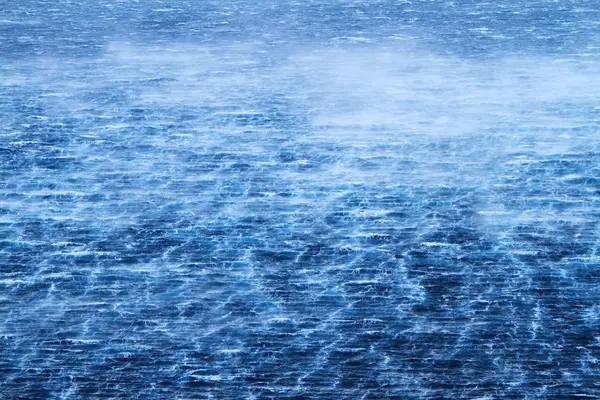 öfkeli dalgaları ile şiddetli deniz