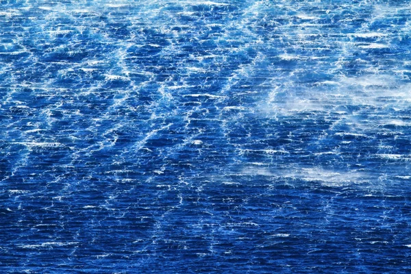 ทะเลที่มีคลื่นความโกรธ — ภาพถ่ายสต็อก