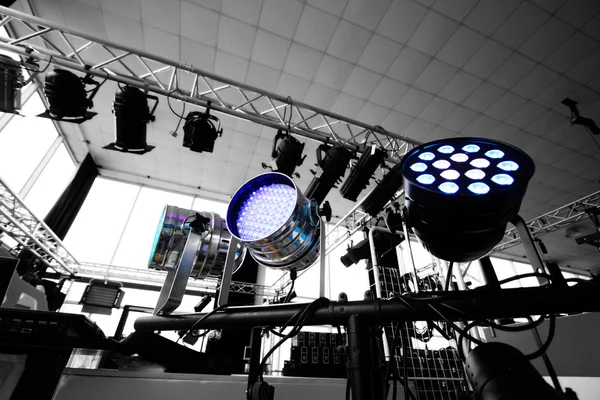 Metalik sahne ışık kümesi