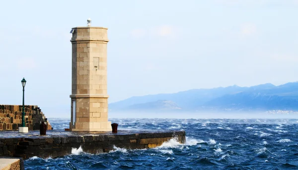 Güçlü bir rüzgar esiyor ise deniz feneri resmi gösterir — Stok fotoğraf